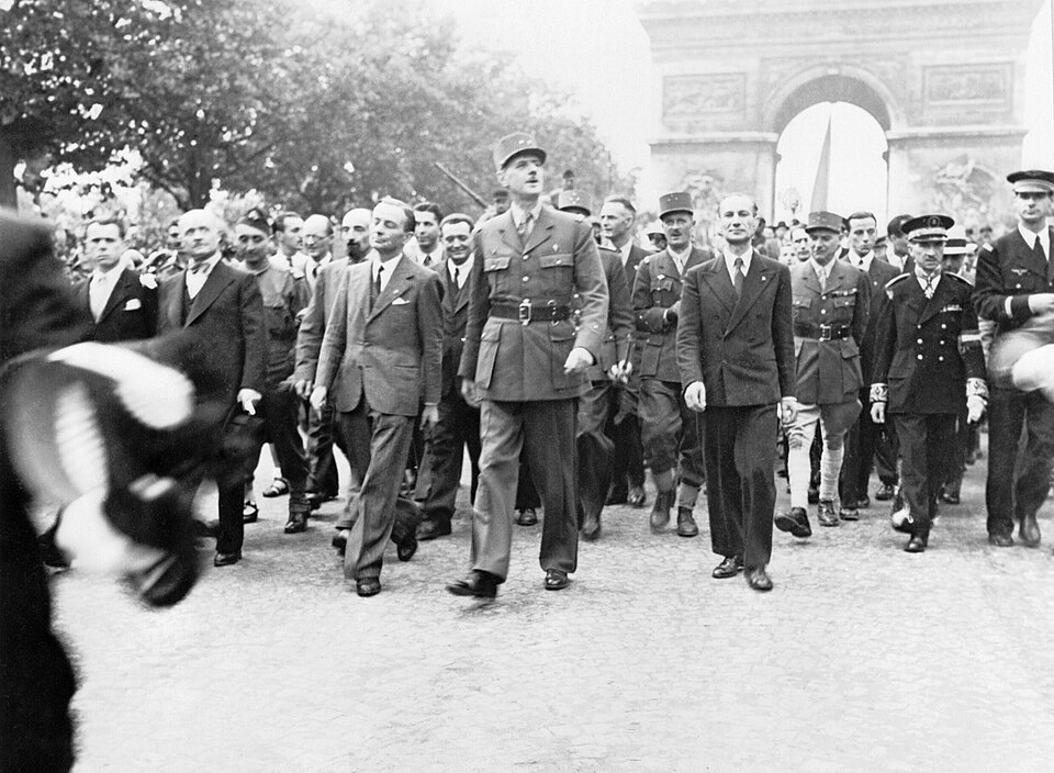 Charles de Gaulle sur les champs Élysées à la libération de Paris