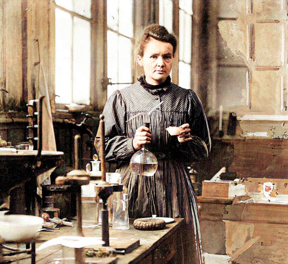 Marie Curie travaille dans son laboratoire